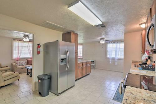 Island Home With Grill, 2 Mi To Moody Gardens!