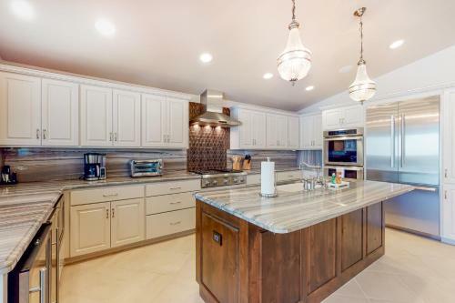 Luxury Lakeside Stunner