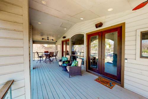 Luxury Lakeside Stunner