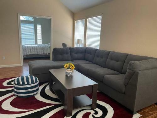 Gorgeous 4 Bedroom With Electric Gate!