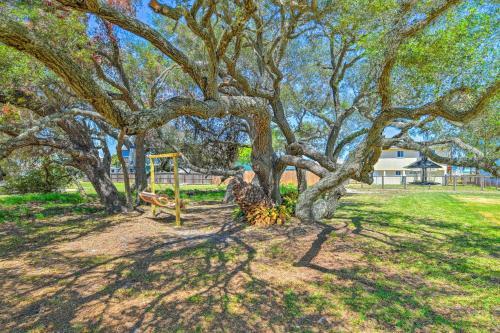 Pet-friendly Rockport Home, 2 Mi To Beach!