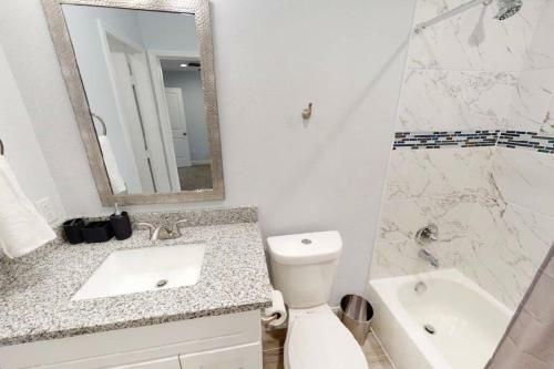 2 Bedroom W/ Upstairs Balcony Attached To Master