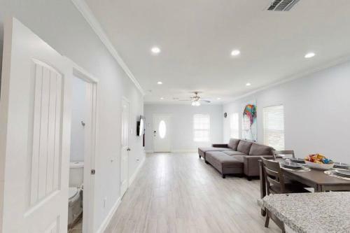 2 Bedroom W/ Upstairs Balcony Attached To Master