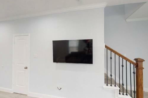 2 Bedroom W/ Upstairs Balcony Attached To Master