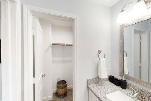 2 Bedroom W/ Upstairs Balcony Attached To Master