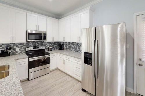 2 Bedroom W/ Upstairs Balcony Attached To Master