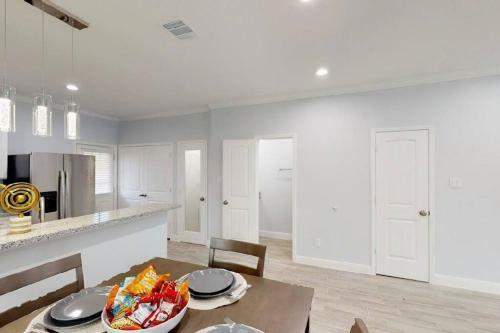 2 Bedroom W/ Upstairs Balcony Attached To Master