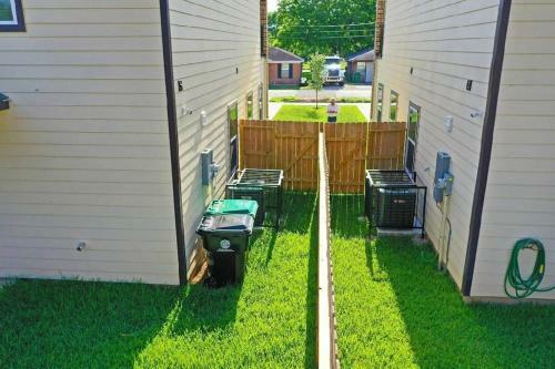 2 Bedroom W/ Upstairs Balcony Attached To Master