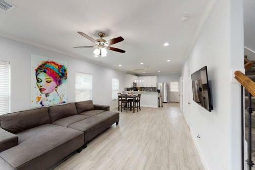 2 Bedroom W/ Upstairs Balcony Attached To Master