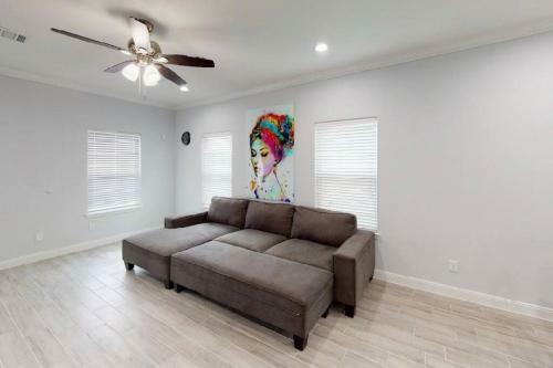 2 Bedroom W/ Upstairs Balcony Attached To Master