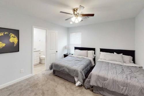 2 Bedroom W/ Upstairs Balcony Attached To Master