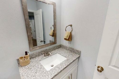 2 Bedroom W/ Upstairs Balcony Attached To Master
