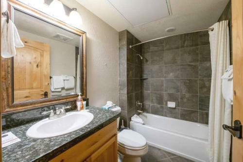 Spacious Two Bedroom With Pool Steps To Skiing And Golf Enjoy Sv322ab