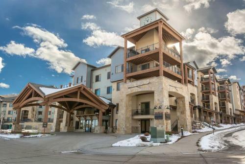 Spacious Three Bedroom With Pool Steps To Skiing And Golf