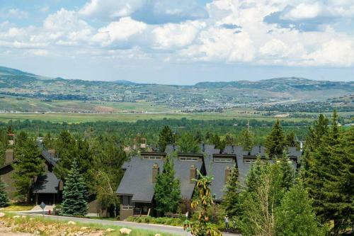 Spacious Three Bedroom With Pool Steps To Skiing And Golf