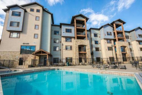 Spacious Three Bedroom With Pool Steps To Skiing And Golf