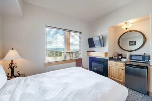 Spacious Three Bedroom With Pool Steps To Skiing And Golf