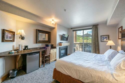 Spacious Three Bedroom With Pool Steps To Skiing And Golf