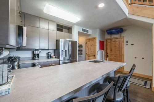 Spacious Three Bedroom With Pool Steps To Skiing And Golf