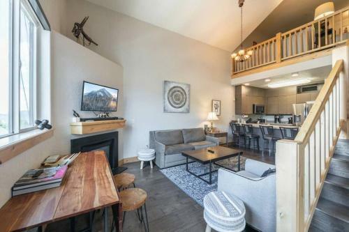 Spacious Three Bedroom With Pool Steps To Skiing And Golf