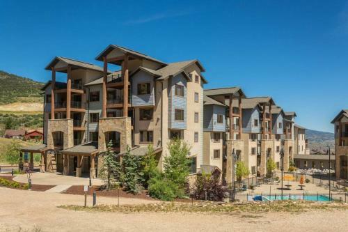 Spacious Three Bedroom With Pool Steps To Skiing And Golf