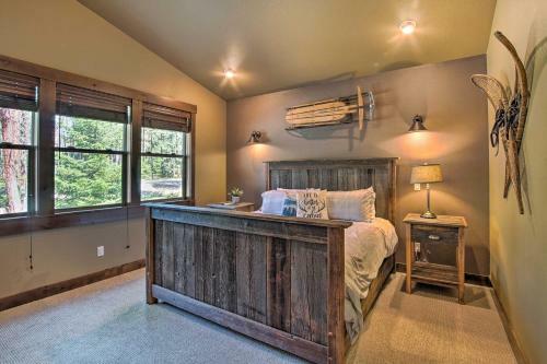 Modern-rustic Ronald Getaway Hot Tub, Grill!