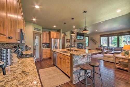 Modern-rustic Ronald Getaway Hot Tub, Grill!