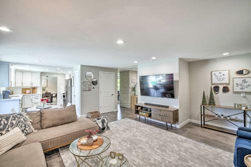 Modern Gem With Beautiful Backyard And Hot Tub!