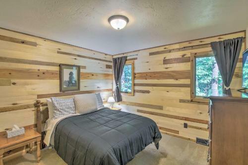 Idyllic Sturgeon Bay Cabin With Fire Pit And View