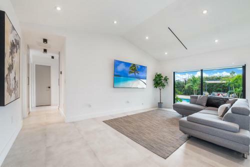 Modern 5 Bedrooms Heated Pool 14 Guest (p1)