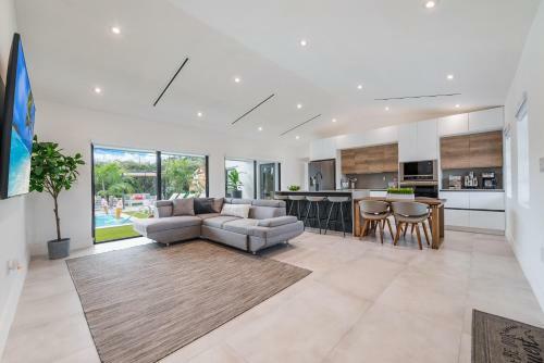 Modern 5 Bedrooms Heated Pool 14 Guest (p1)