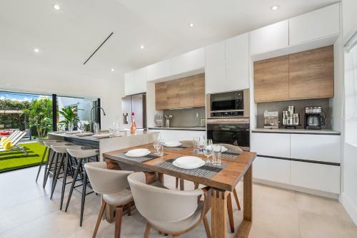 Modern 5 Bedrooms Heated Pool 14 Guest (p1)