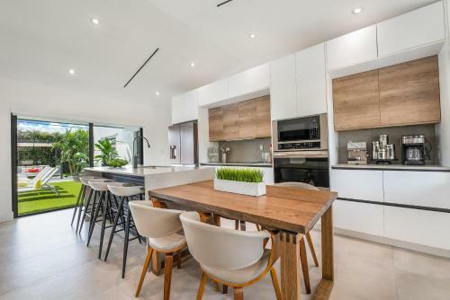 Modern 5 Bedrooms Heated Pool 14 Guest (p1)