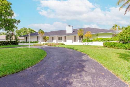 Spacious 3 Bed/2.5bath Miami Home W/ Pool!