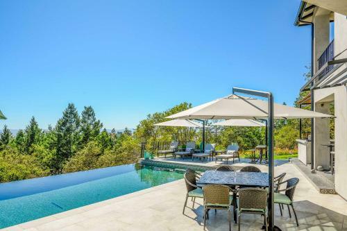 Grand Villa With Striking Views And Infinity Pool