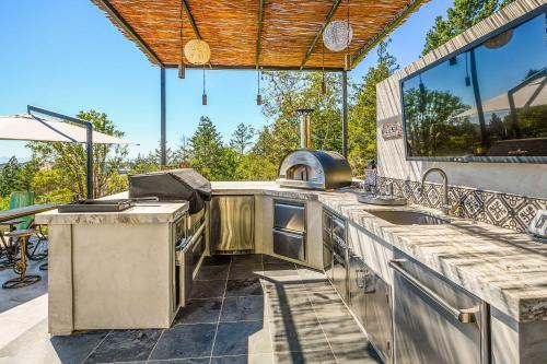 Grand Villa With Striking Views And Infinity Pool