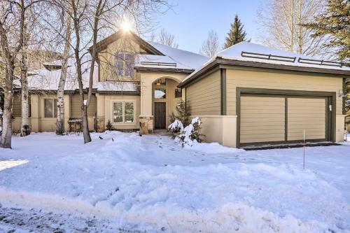Upscale Edwards Townhome With Hot Tub And Deck!