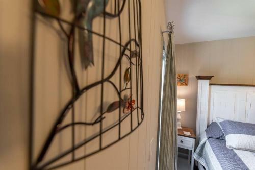 Hostal The Cardinal Nest A Cozy Cottage On Main St
