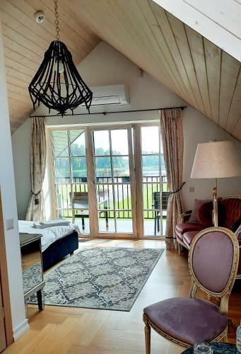 Lake & Library Hotel