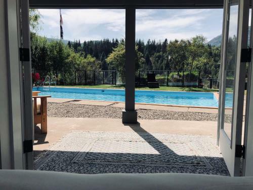 Bed & Breakfast Wolfs Den On The River