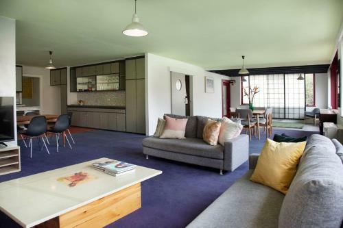 Huge Stylish Three Bedroom Apartment With Pool
