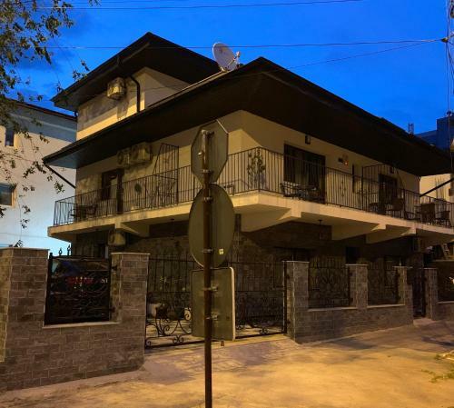 Hostal Vila Black&white