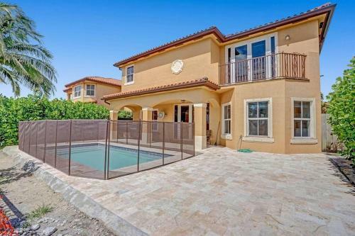 Serene Spacious 5 Bedroom Miami Home