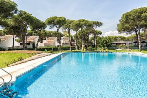Beachside Cosy Apartment With Pool