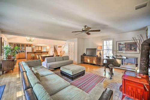Serene Home On 60 Acres Kid And Pet Friendly!