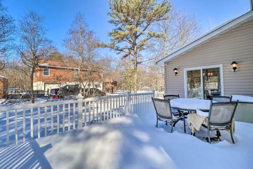 Albrightsville Home With Huge Deck, Pool Access