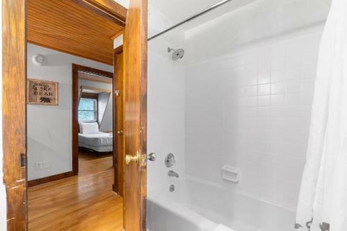 Campbell Log Cabin! Historic Charm, Modern Luxury