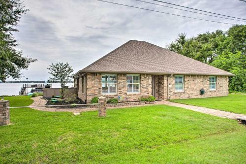 Cedar Creek Lake House With Private Hot Tub!