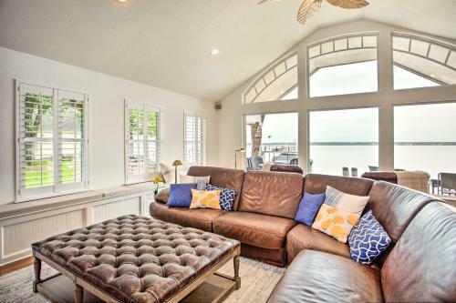 Cedar Creek Lake House With Private Hot Tub!