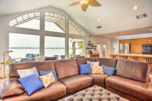 Cedar Creek Lake House With Private Hot Tub!